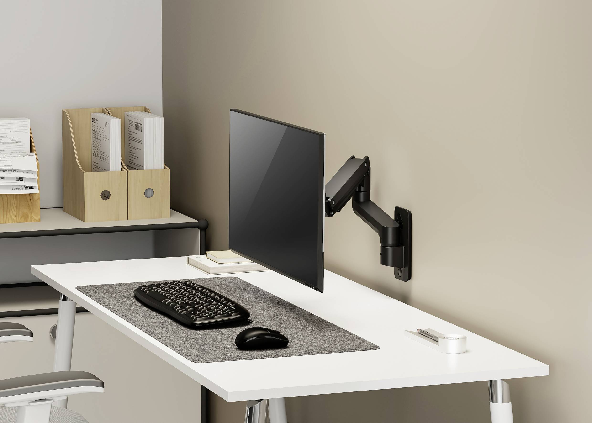 Ein moderner, aufgeräumter Schreibtisch mit Computerbildschirm an einer Halterung, Tastatur, Maus und Büroordnern im Hintergrund.
