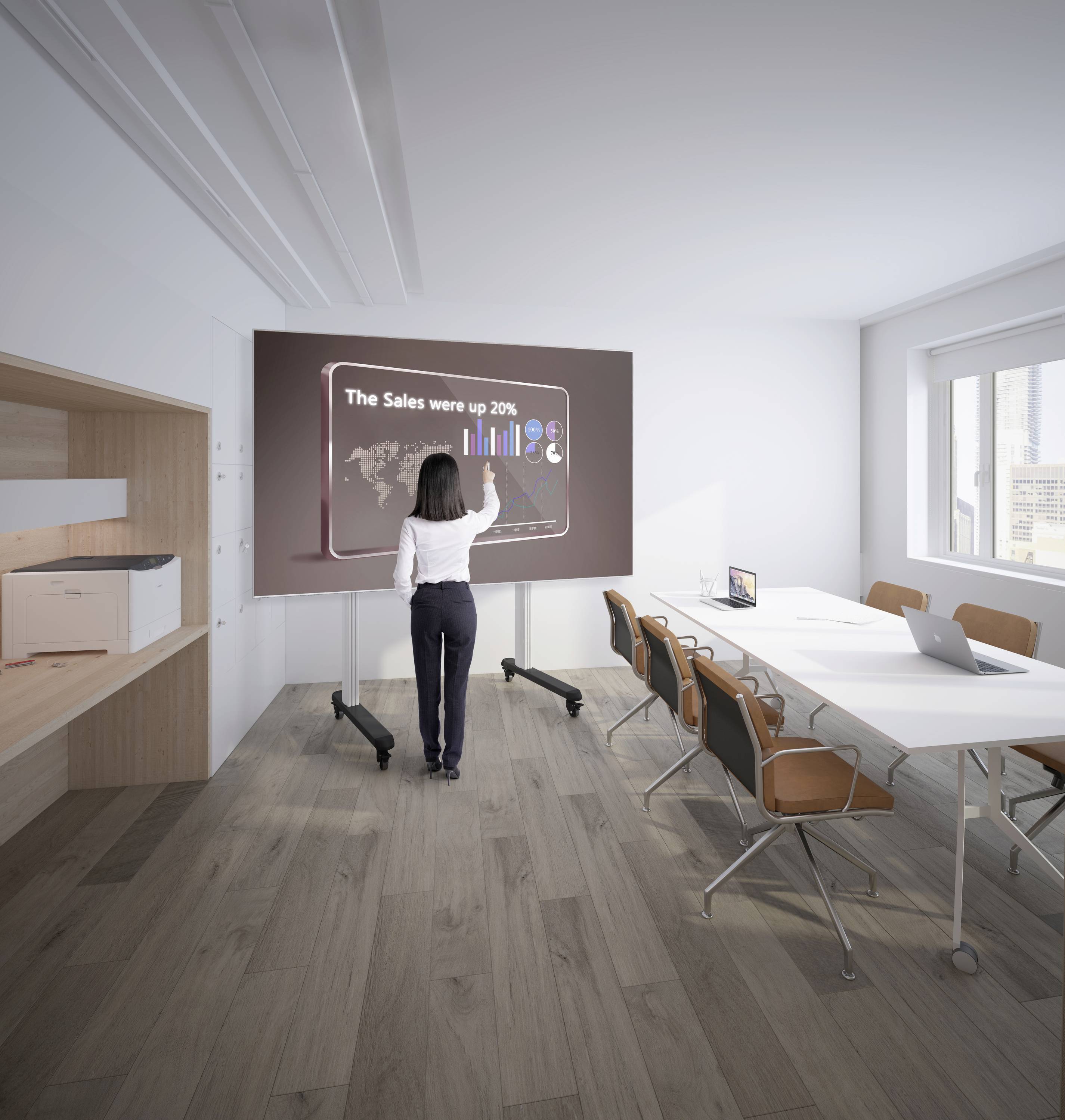 Frau steht vor einer Leinwand im Konferenzraum und zeigt auf ein Diagramm mit dem Text 'The Sales were up 20%'.