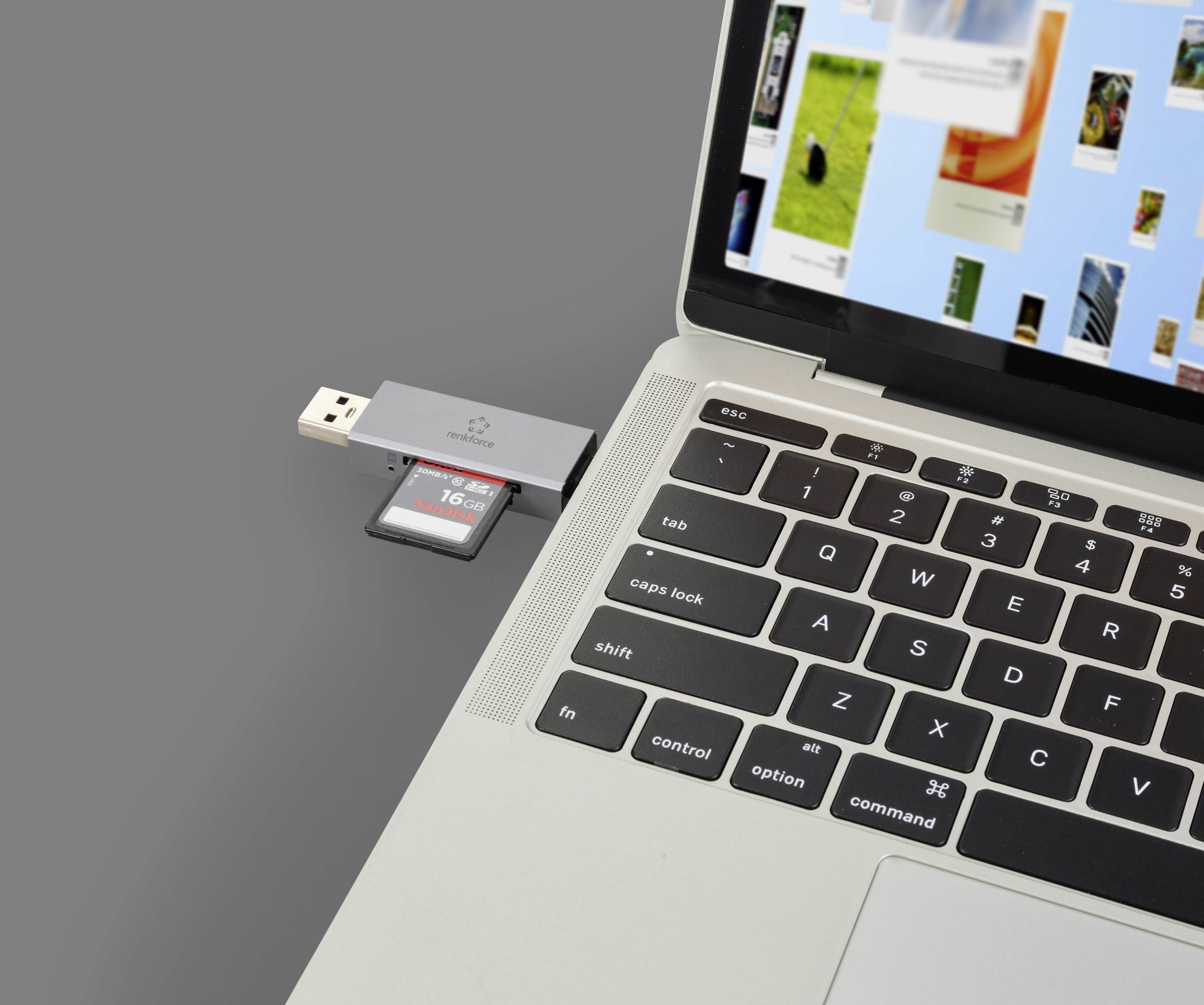 Ein Laptop mit geöffnetem Deckel zeigt einen eingesteckten USB-Stick und eine SD-Karte, die im Lesegerät sichtbar sind.