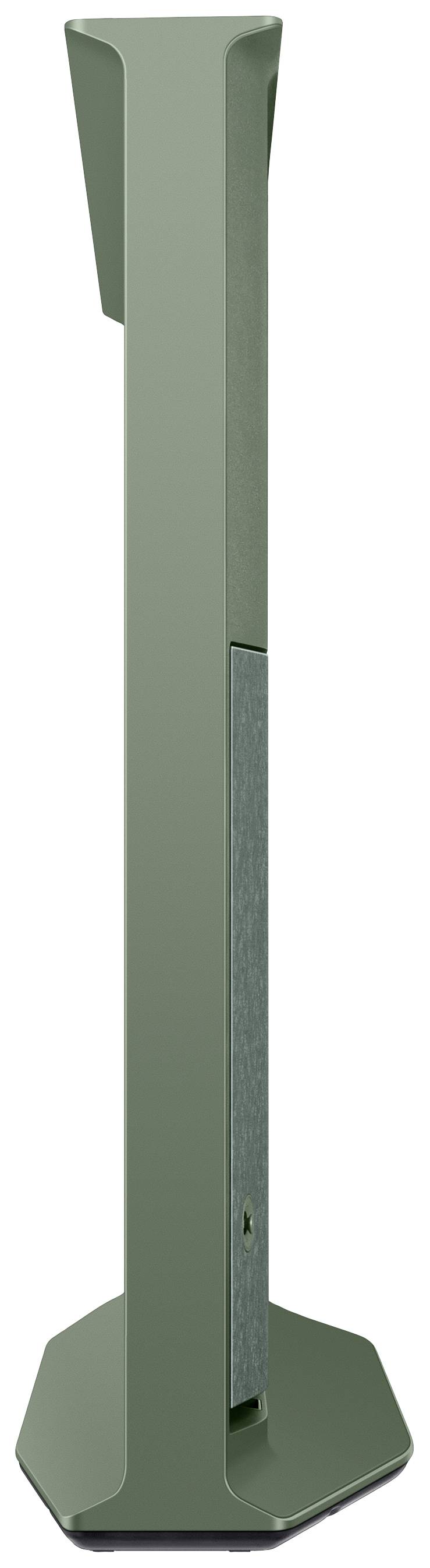Eine moderne, grün lackierte, freistehende Metallskulptur mit klaren Linien und geometrischer Form steht aufrecht auf einem sechseckigen Sockel.