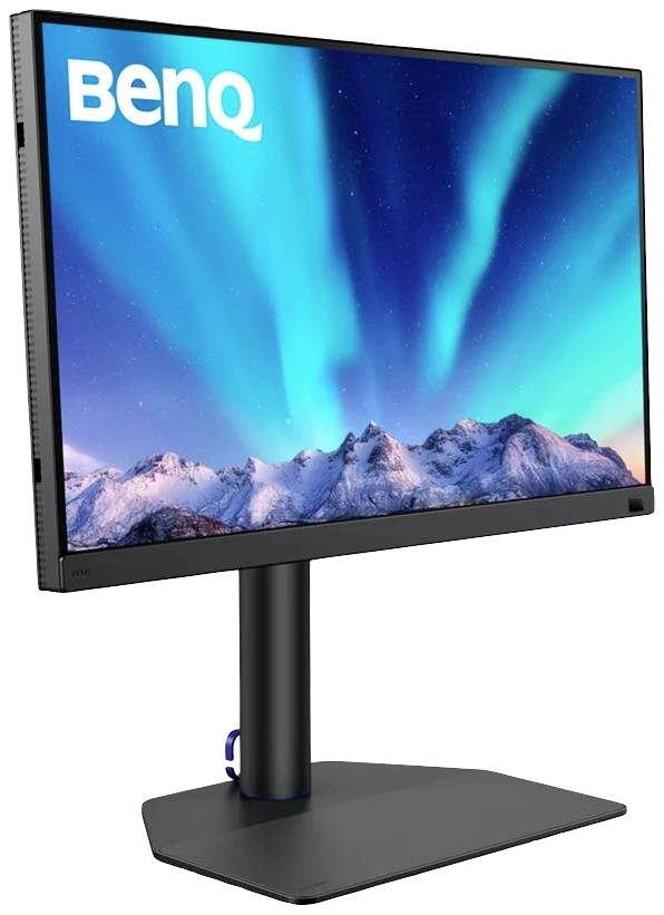 Ein Monitor der Marke BenQ zeigt ein Bild von Polarlichtern über schneebedeckten Bergen. Der Bildschirm steht auf einem schwarzen Ständer.