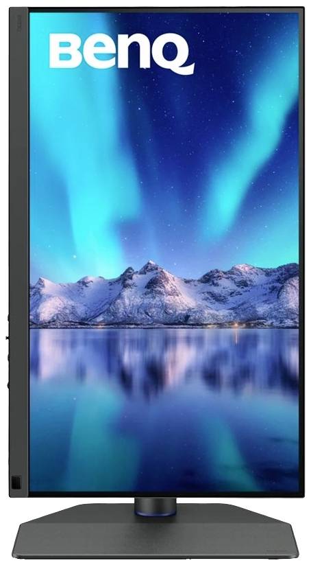 Ein Monitor von BenQ zeigt ein beeindruckendes Nordlicht über schneebedeckten Bergen und deren Spiegelung im Wasser.