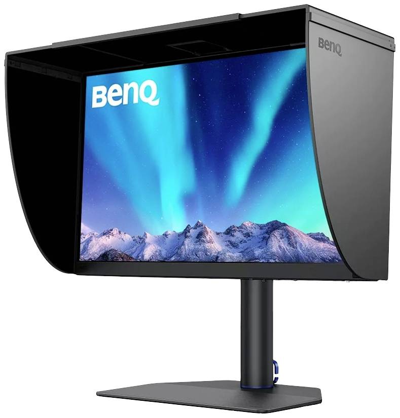 Ein Monitor mit Lichtschutzblende zeigt ein Bild von schneebedeckten Bergen und Polarlichtern. Die Marke 'BenQ' ist oben sichtbar.
