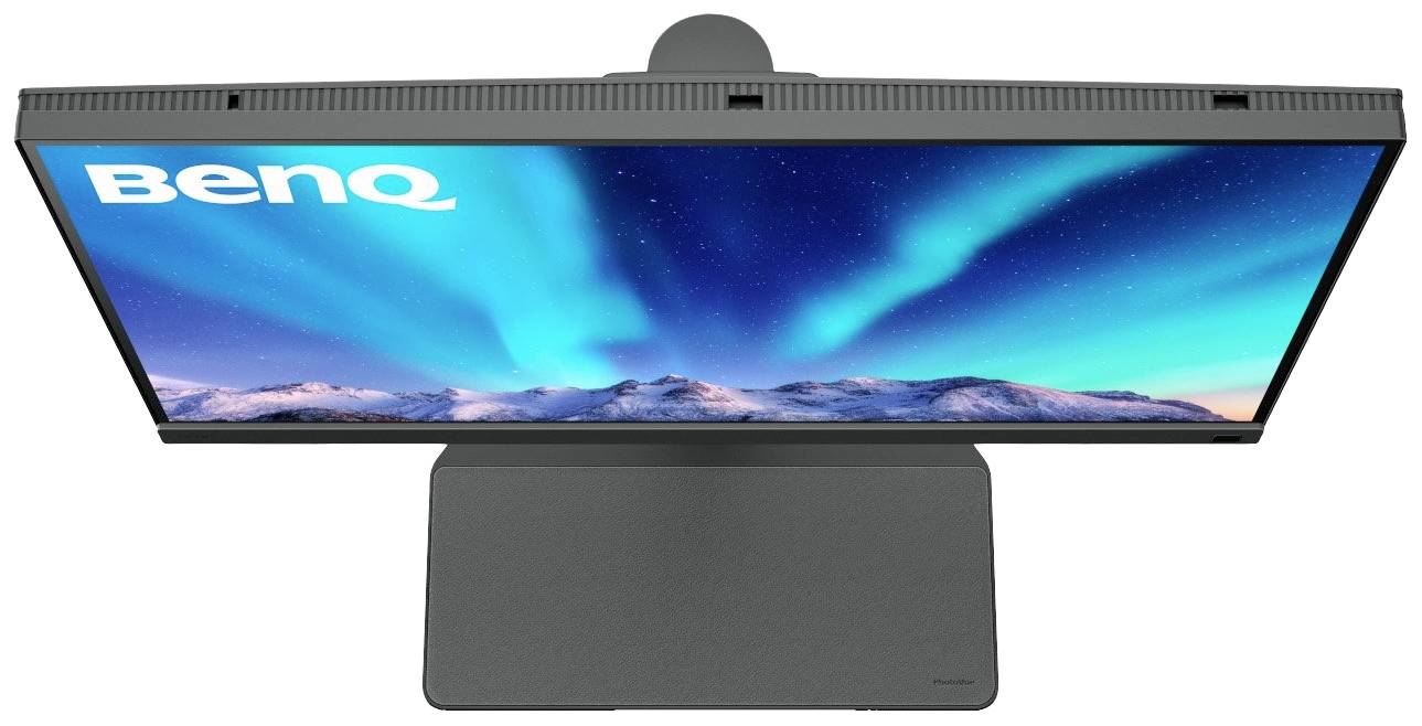 Ein Computerbildschirm von oben zeigt eine Nordlichtlandschaft mit dem Logo 'BenQ'.