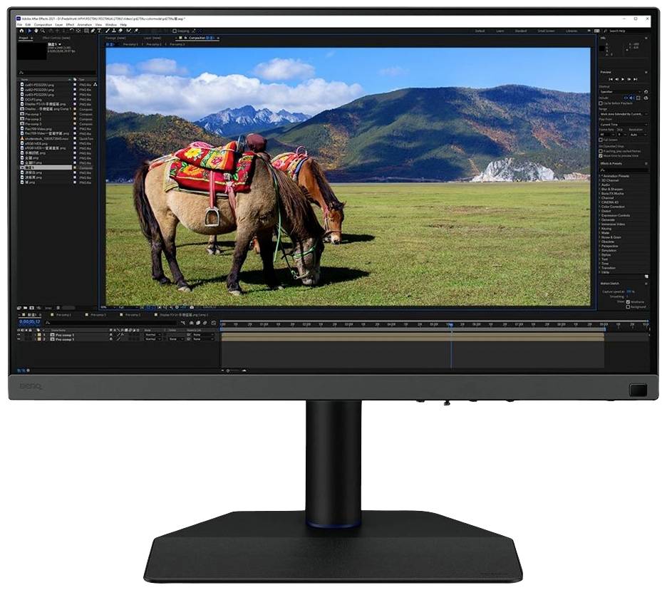 Monitor zeigt ein Videobearbeitungsprogramm mit einem Bild von zwei grasenden Pferden in einer Berglandschaft.