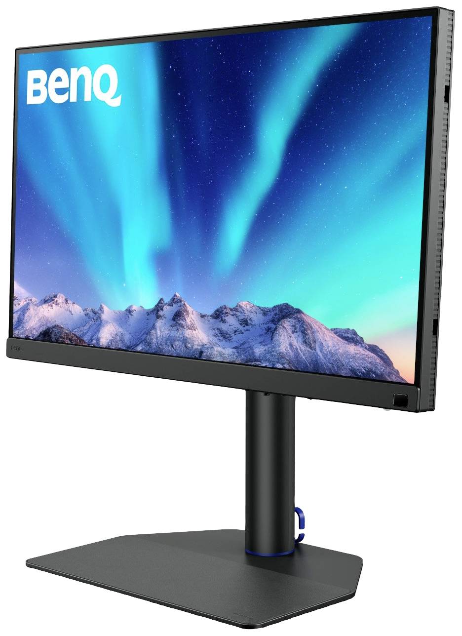 Ein BenQ-Monitor zeigt eine Landschaft mit schneebedeckten Bergen und Polarlichtern.