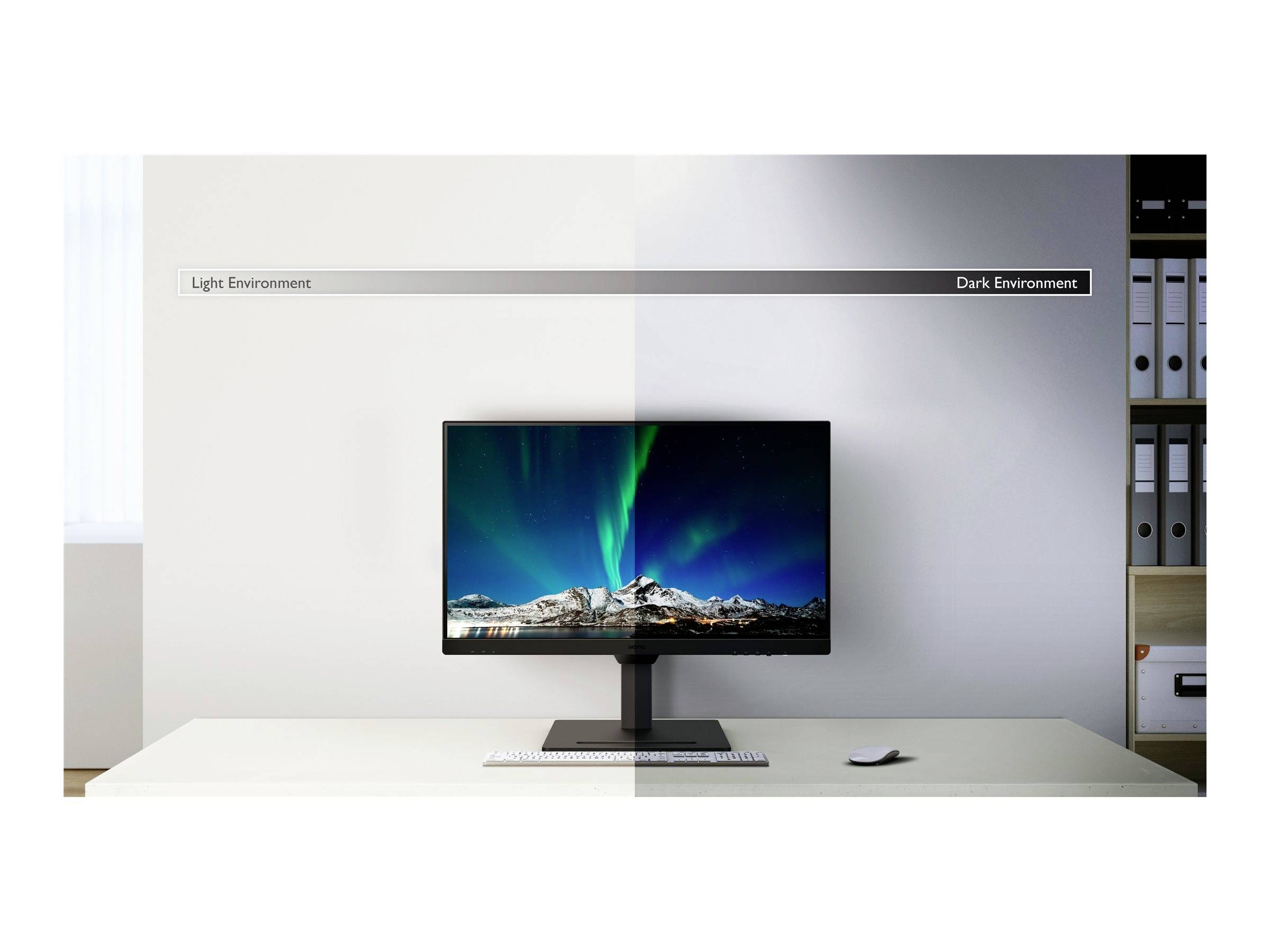 Ein Monitor zeigt Nordlichter über Bergen, geteilt zwischen 'Light Environment' und 'Dark Environment', um unterschiedliche Helligkeitsanpassungen darzustellen.