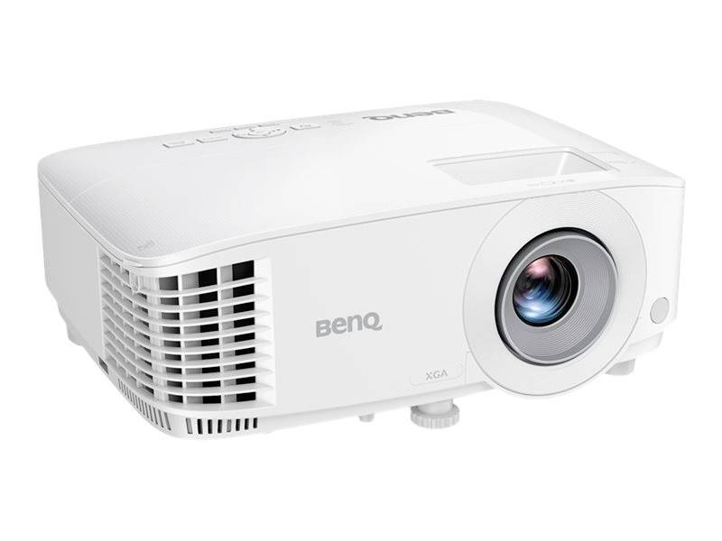 Weißer Projektor von BenQ, seitlich von vorne dargestellt. Gerät hat Lüftungsschlitze auf der linken Seite und ein Objektiv auf der rechten Seite.
