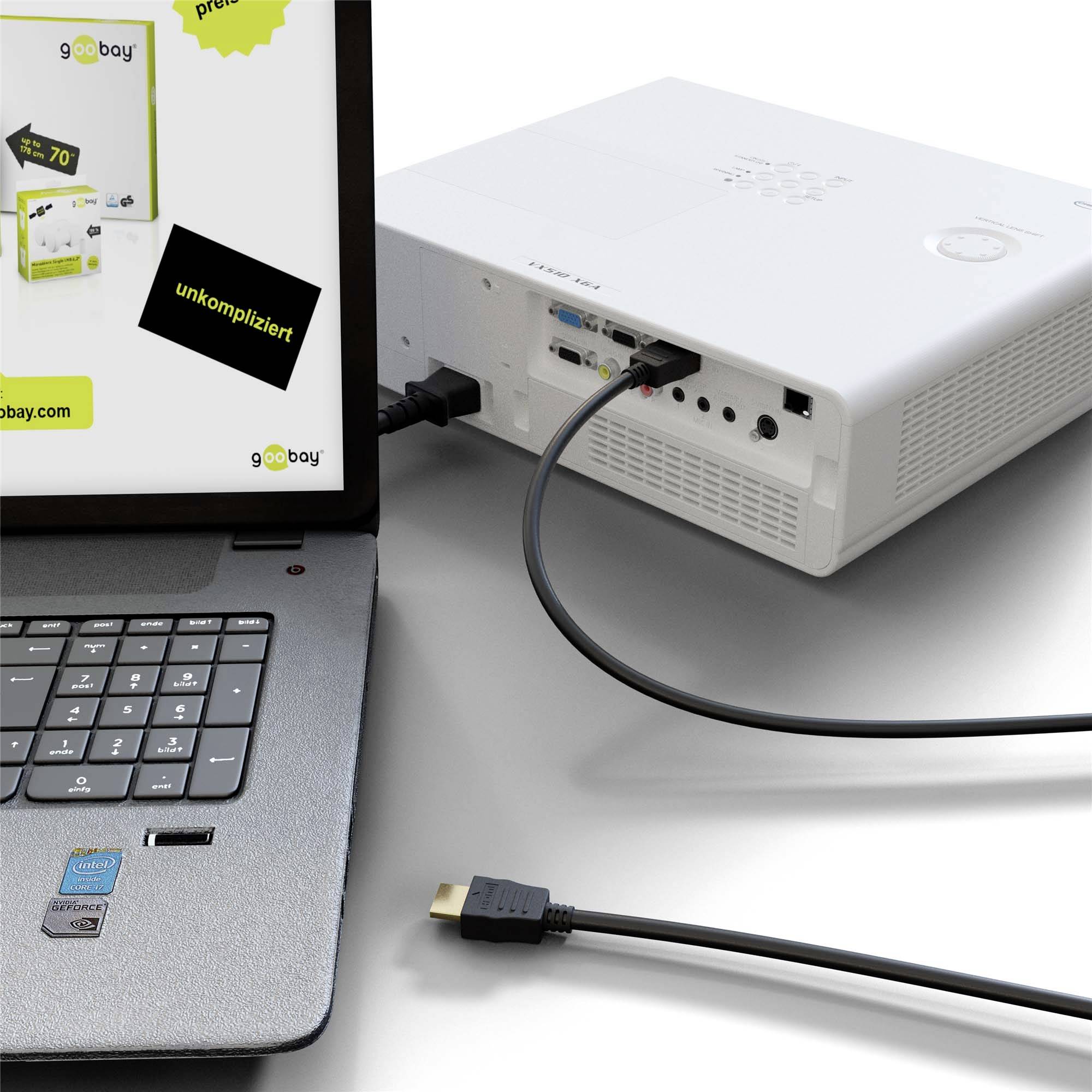Ein Laptop ist mit einem Projektor verbunden. Ein HDMI-Kabel liegt davor. Auf dem Bildschirm ist Werbung für 'unkompliziert' sichtbar.