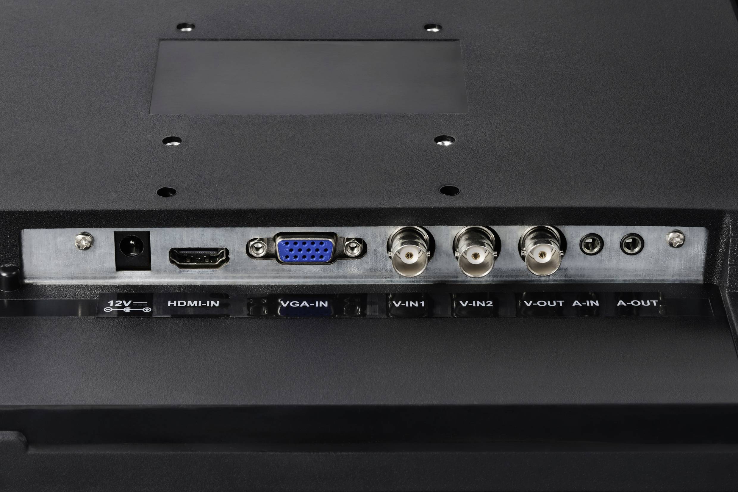 Rückseite eines Monitors mit verschiedenen Anschlüssen: HDMI, VGA, Video-Eingänge, Video-Ausgänge, Audio-Eingang und -Ausgang.