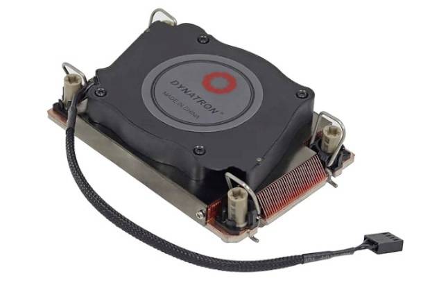 Ein CPU-Kühler mit Lüfter und Kühlkörper, verbunden mit einem geflochtenen Kabel und Stecker. Markante runde Logo auf der Oberseite.