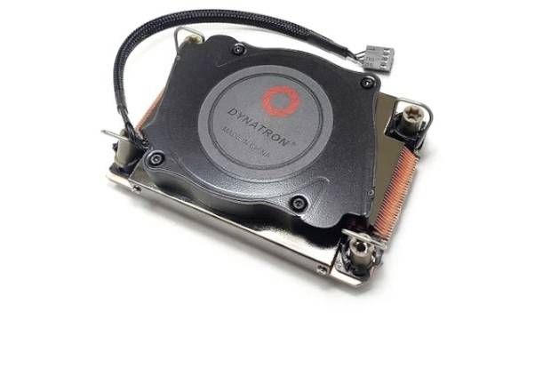 Lüftermodul mit Logo 'Dynatron' und Metalloberfläche, zeigt Kabelverbindung und Kühlrippen für elektronische Kühlung.