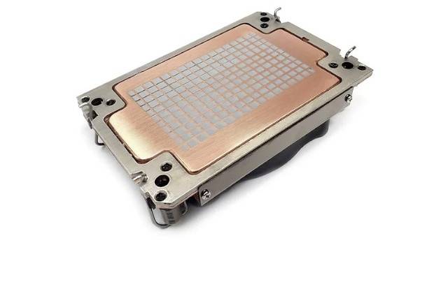 Ein CPU-Kühler mit Kupferbasis und Aluminiumlamellen, gestaltet für die Wärmeableitung in Computern.