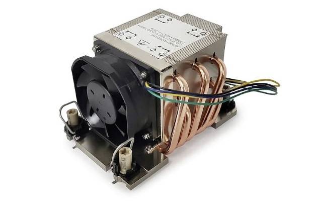 Kühlkörper mit Ventilator, Kupferrohren und elektrischen Anschlüssen, verwendet zur Wärmeableitung in elektronischen Geräten.