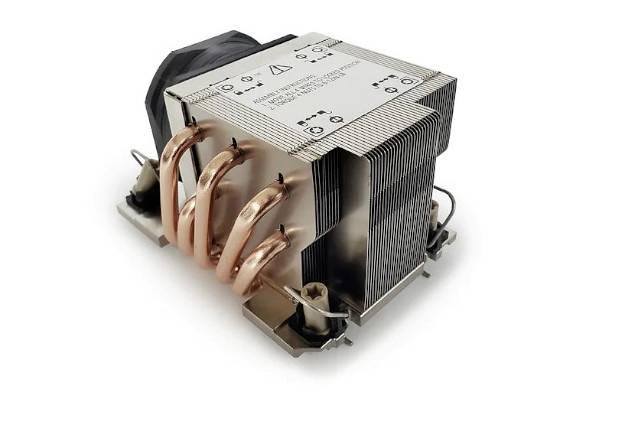 Ein CPU-Kühler mit vier Kupfer-Heatpipes und Aluminium-Lamellen auf einer Metallplatte.