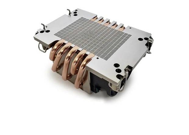 Kühler mit mehreren Kupfer-Heatpipes und Aluminiumlamellen, entwickelt zum Ableiten von Wärme, üblich in Computerhardware.