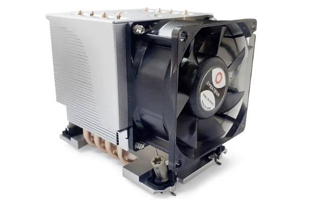 Ein schwarzer Computerlüfter mit Kühlrippen und Kupferrohren, zur Kühlung von Prozessoren, auf weißem Hintergrund.