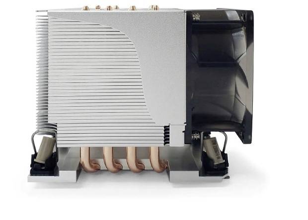 CPU-Kühler mit großen Kühlrippen und mehreren Kupfer-Heatpipes, die für verbesserte Wärmeableitung sorgen.