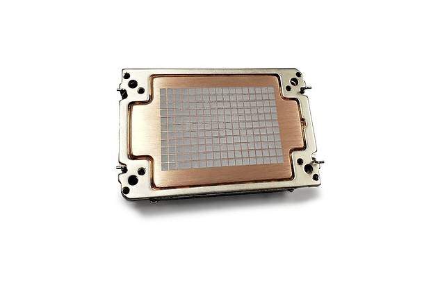 Ein Computerprozessor auf weißem Hintergrund. Er hat ein metallisches Gehäuse mit einer kupferfarbenen Oberfläche und sichtbaren Pins.