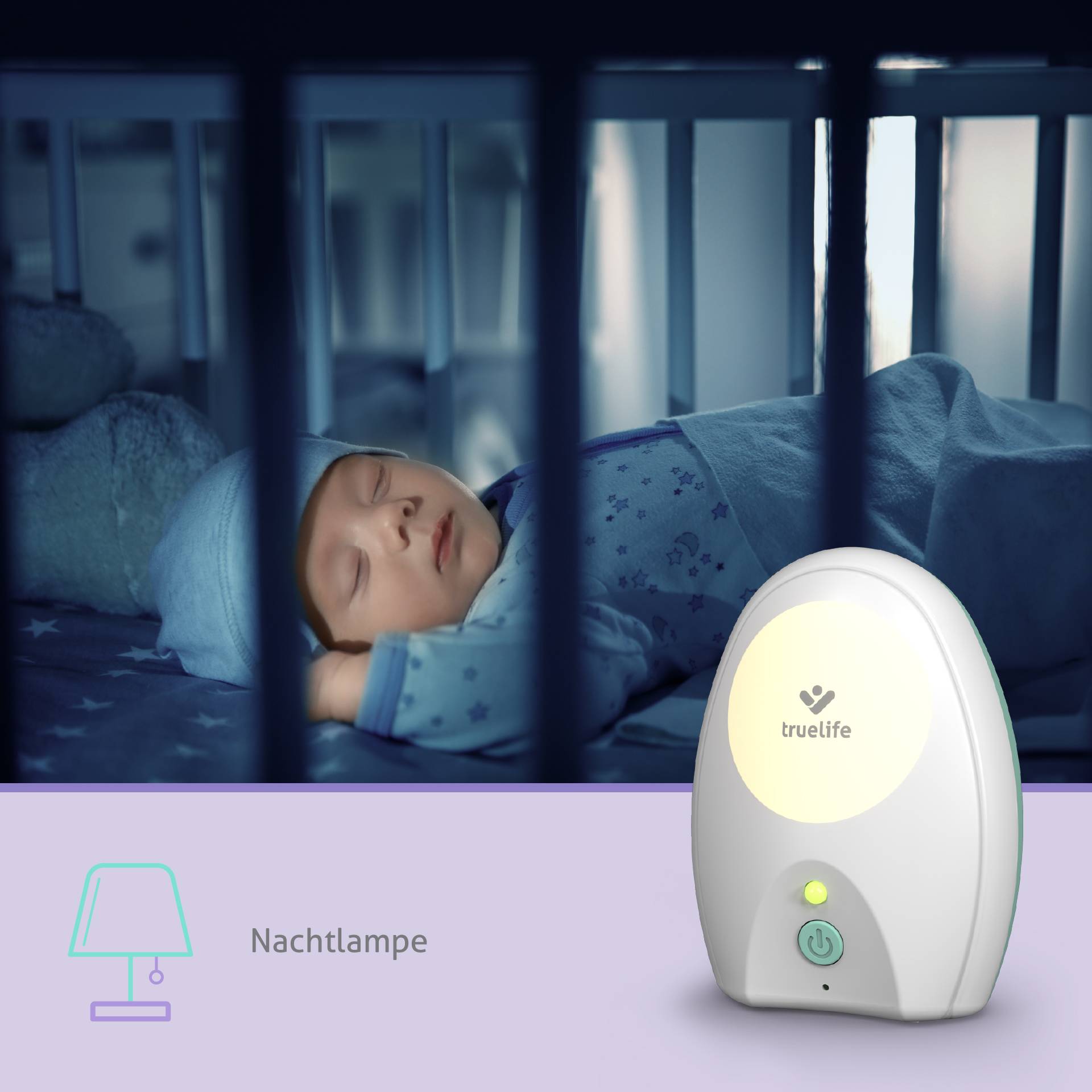 Schlafendes Baby in einem Gitterbett. Im Vordergrund ein Babyphone mit grünem Licht und der Aufschrift 'truelife'. Links eine Illustration einer Nachttischlampe mit der Aufschrift 'Nachtlampe'.