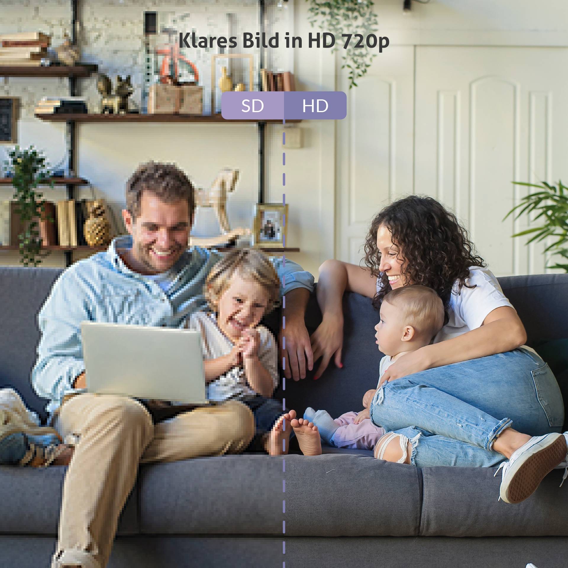 Ein Mann und eine Frau sitzen mit zwei Kindern auf einem Sofa, lächeln und schauen gemeinsam auf einen Laptop.