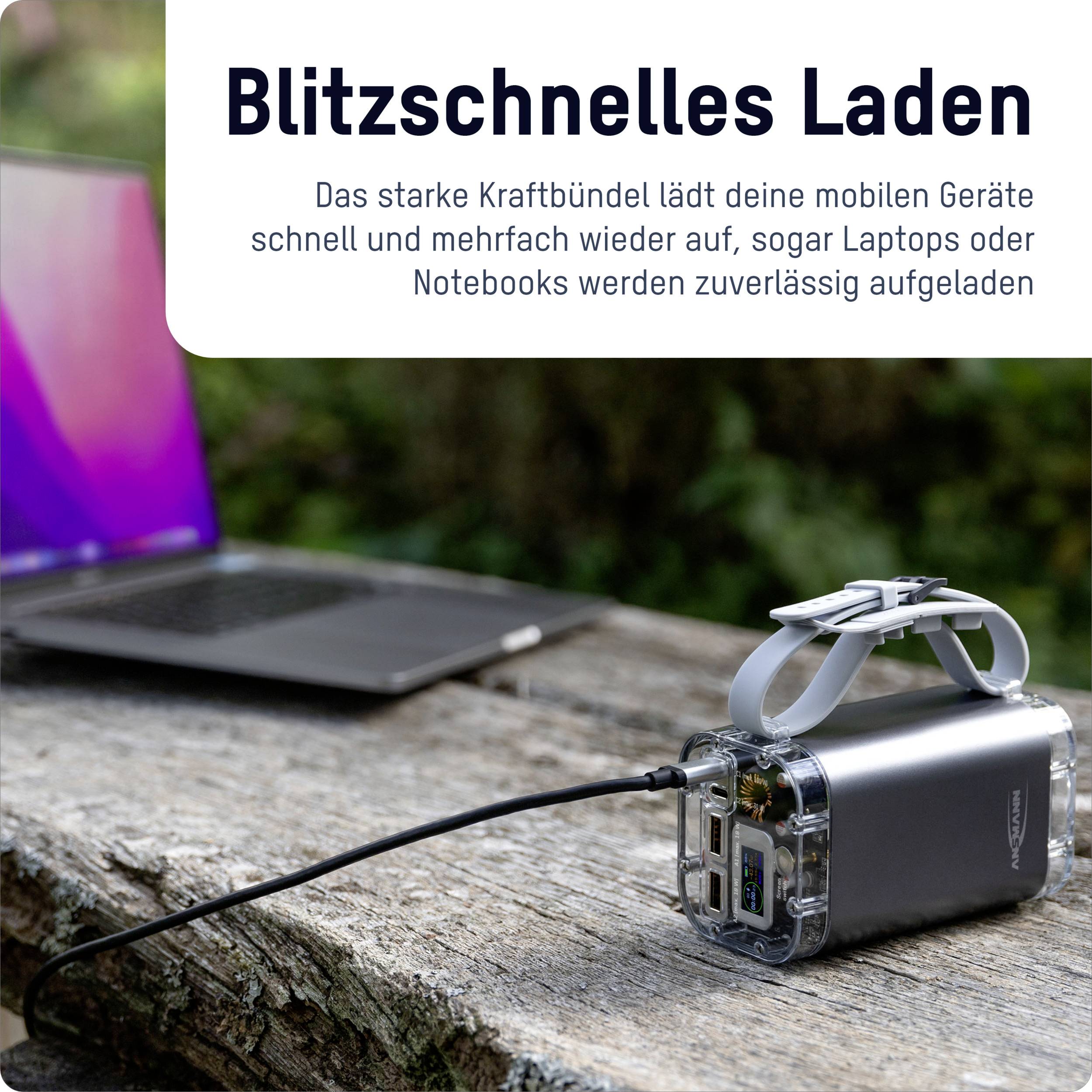 Blitzschnelles Laden: Tragbares Ladegerät und Notebook im Freien. Schnelles Aufladen für Smartphones und Laptops demonstriert.