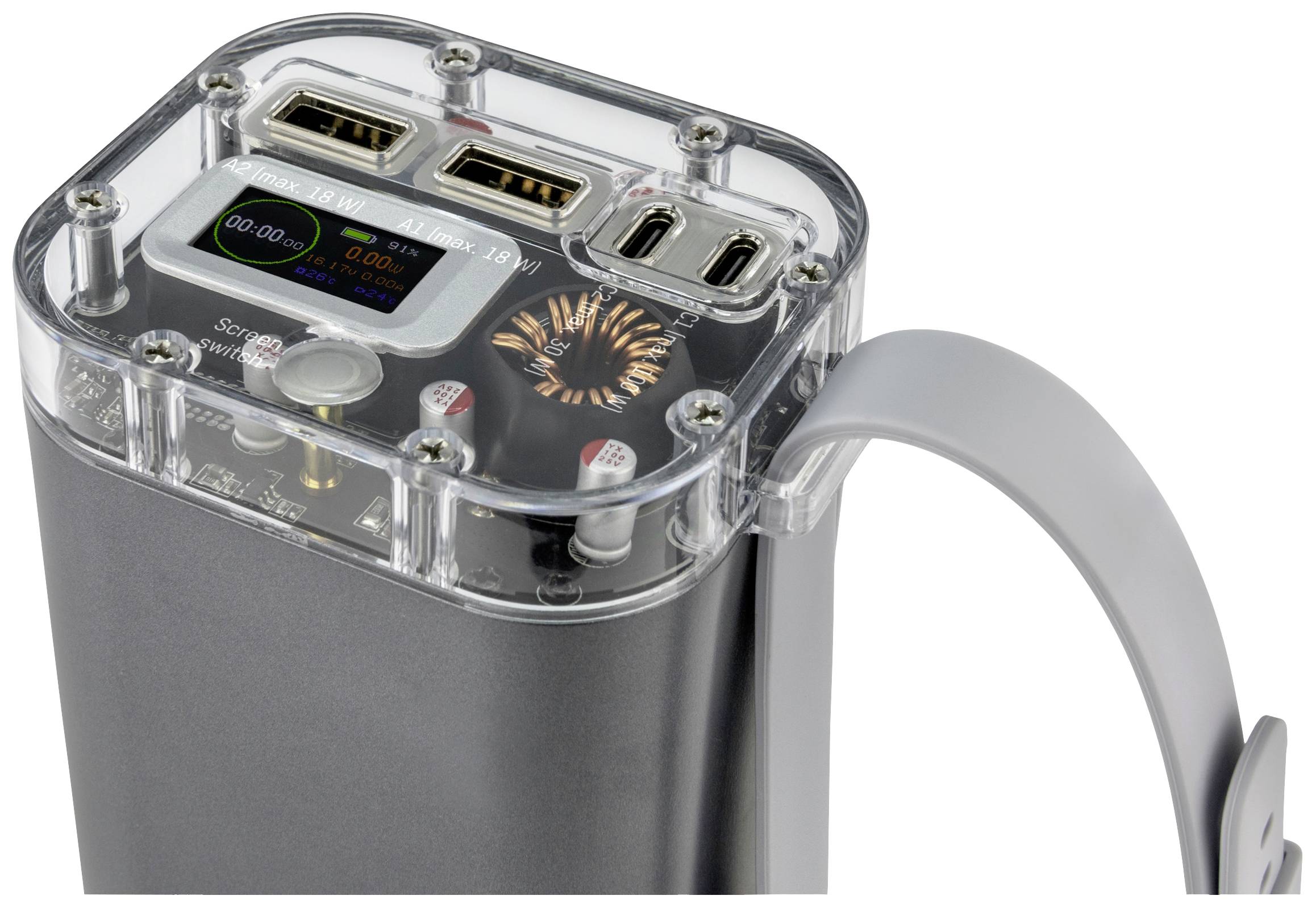 Nahaufnahme einer Powerbank mit zwei USB-Anschlüssen, einem USB-C-Anschluss und einem Display, das Ladeinformationen anzeigt.