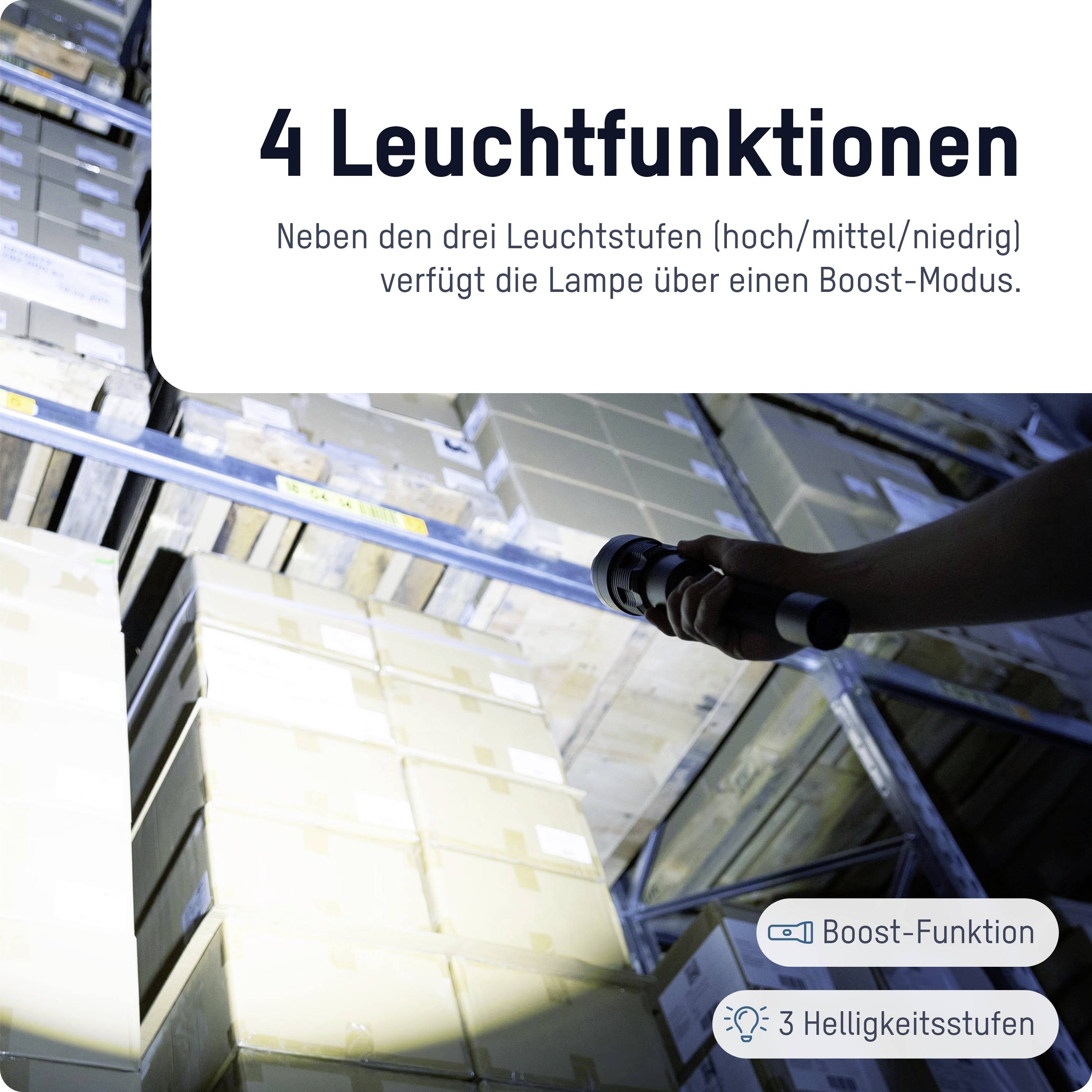 Ein Mensch leuchtet mit einer Taschenlampe in einem Lager voller Kisten. Text: '4 Leuchtfunktionen', einschließlich 'Boost-Funktion'.