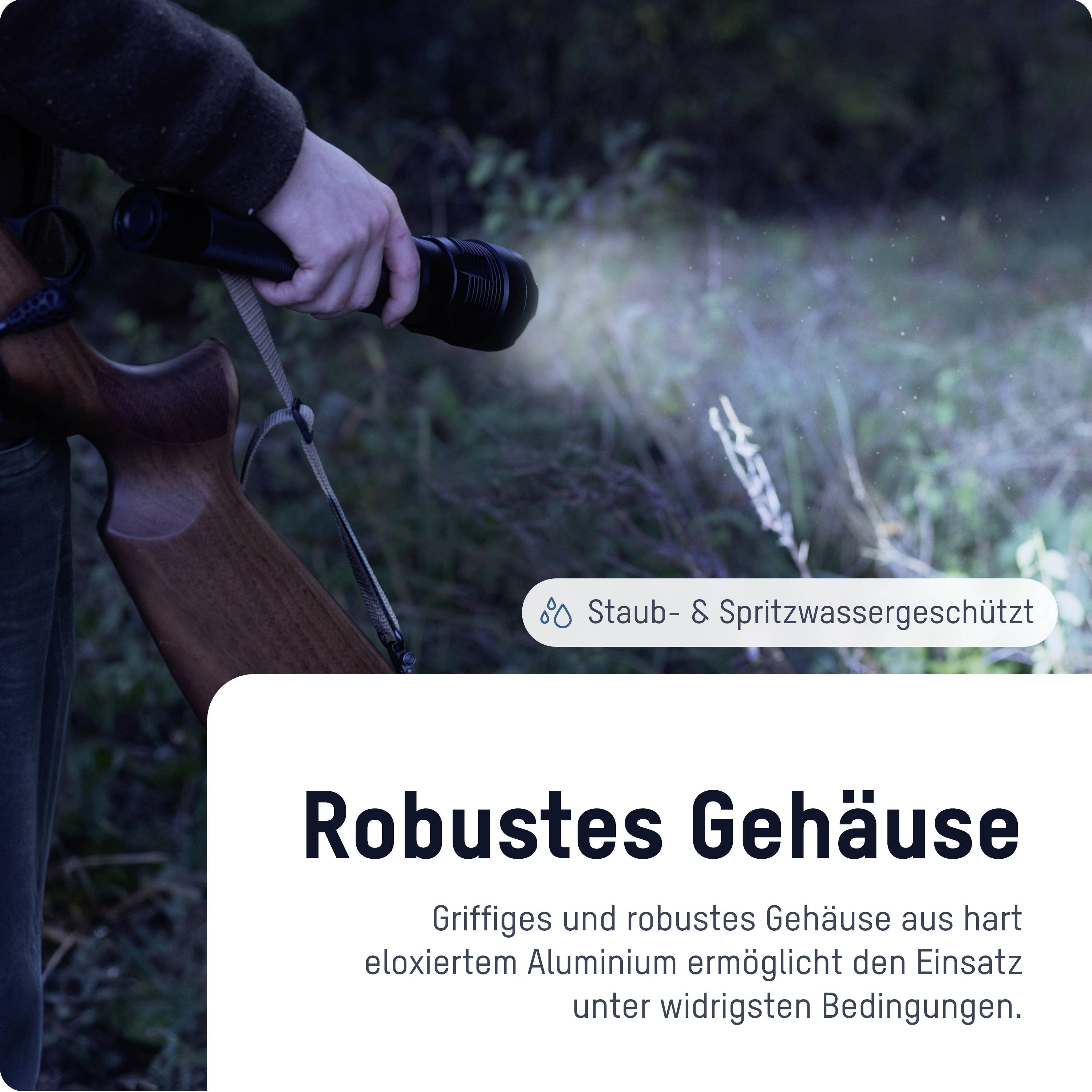 Person hält eine Taschenlampe mit robustem Gehäuse unter staub- und spritzwassergeschützten Bedingungen, beleuchtet den Weg.