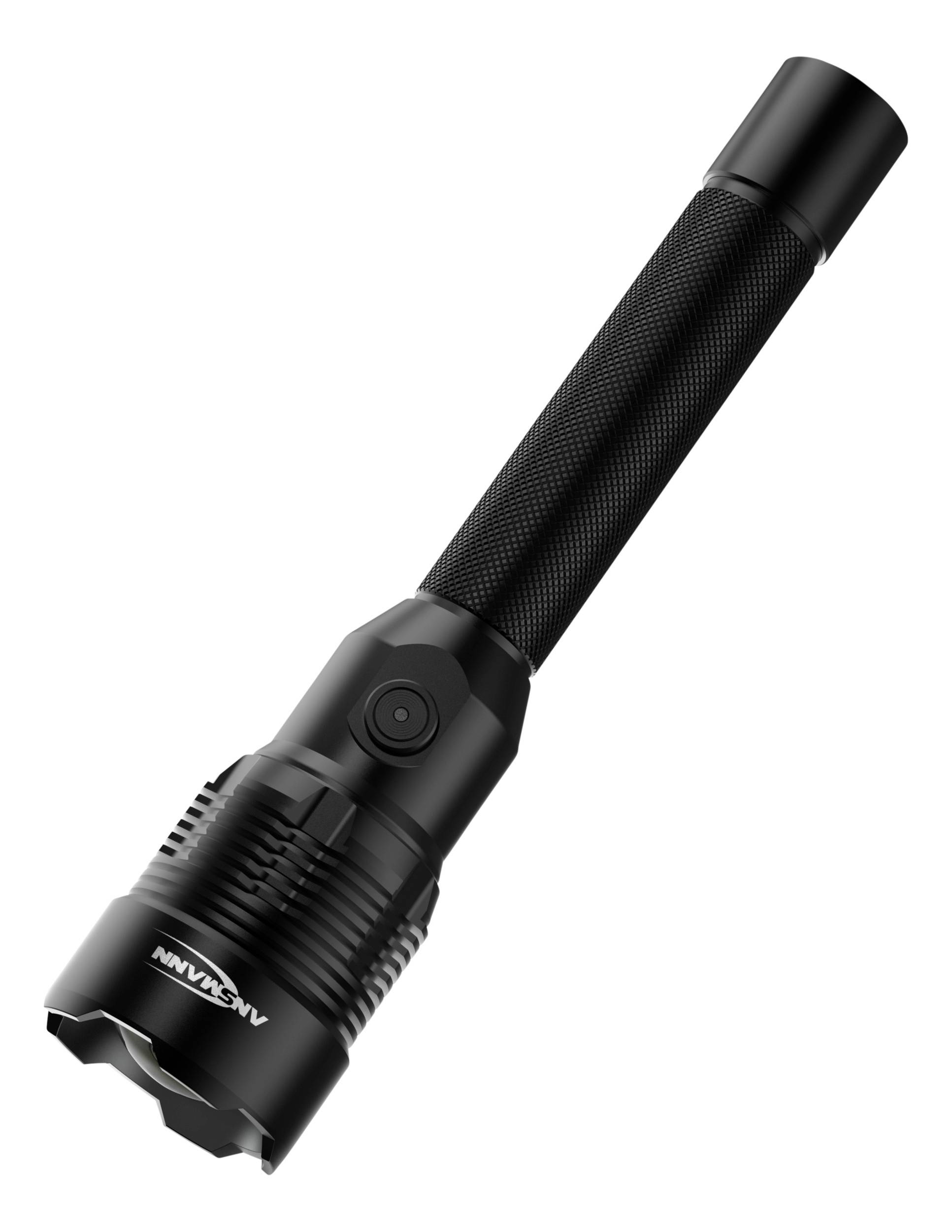 Schwarze Taschenlampe mit geriffeltem Griff und Einschaltknopf. Die Marke 'Ansmann' ist auf dem Gehäuse sichtbar.