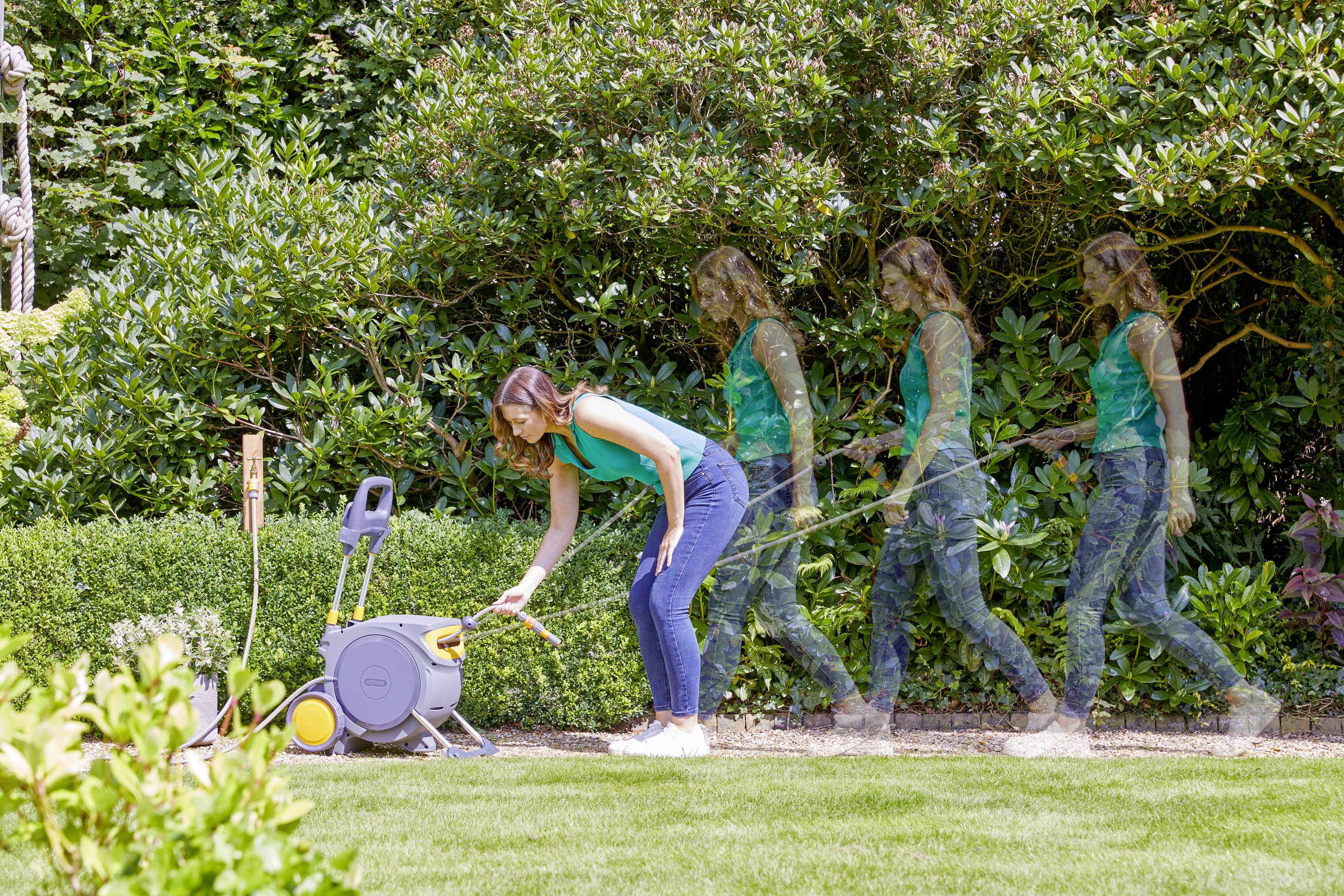 Eine Frau im Garten zieht einen Gartenschlauch aus einer Schlauchtrommel. Die Bewegung ist in mehreren Phasen zu sehen.