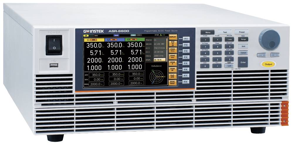 Ein programmierbares Wechselstromnetzteil zeigt auf dem Display Spannungen und Frequenzen. Bedienelemente und Anschlüsse sind sichtbar.