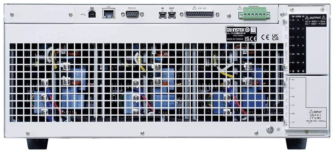 Rückansicht eines elektronischen Geräts mit verschiedenen Anschlüssen und einem Lüftungsgitter. Markenname und Kennzeichnungen sichtbar.