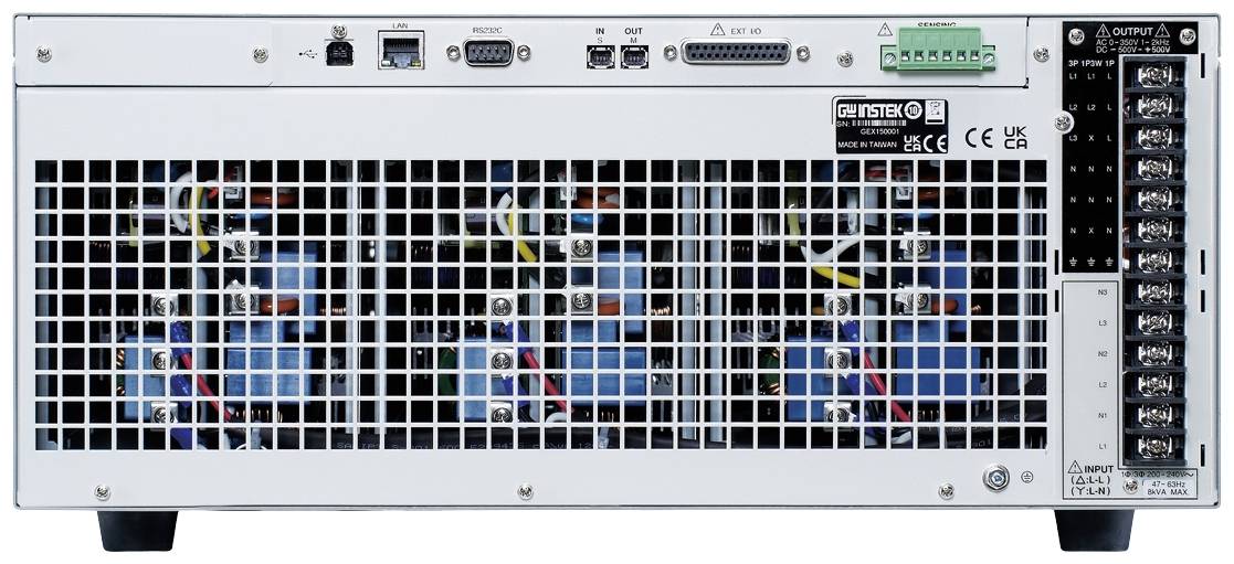 Rückseite eines elektronischen Geräts mit Lüftungsgitter und mehreren Anschlüssen, darunter USB, Netzwerk und Stromanschlüsse oben rechts.