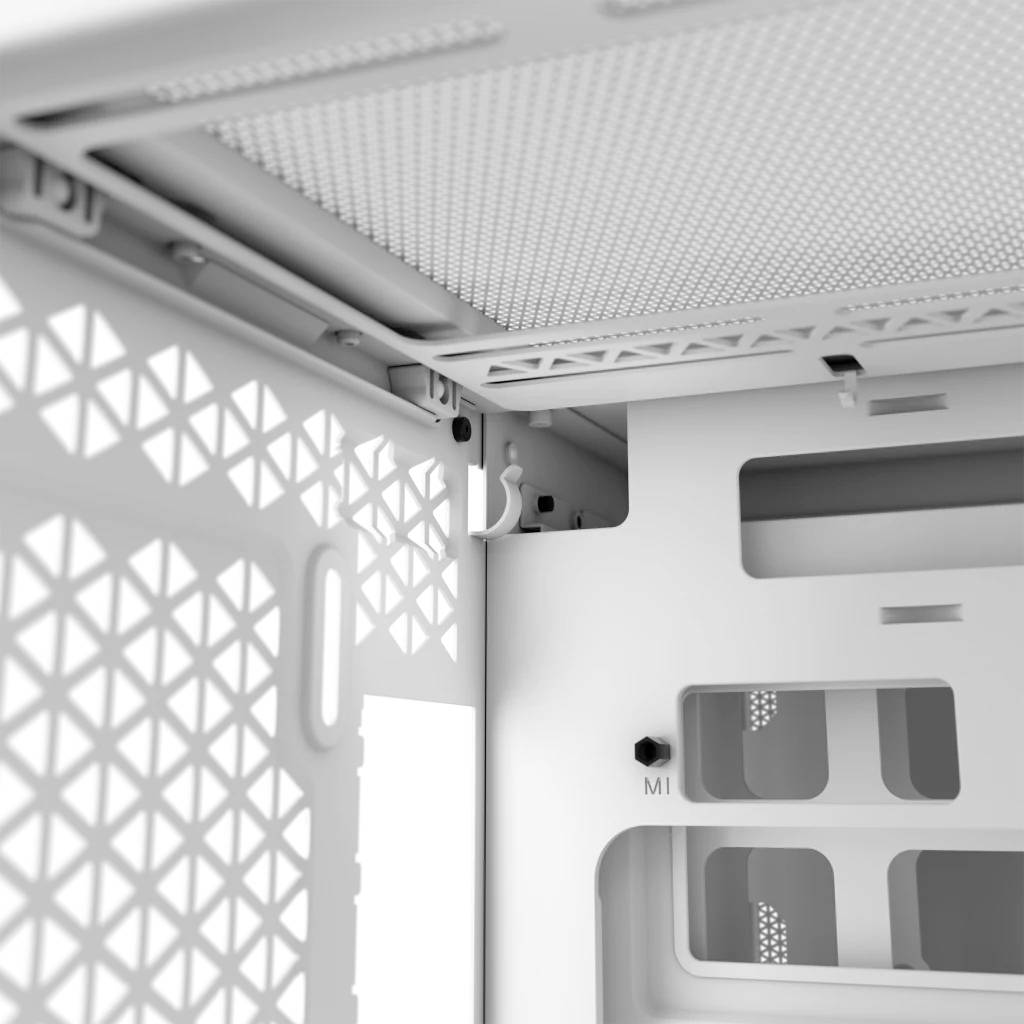 Das Bild zeigt ein detailreiches Computergehäuse mit einem Gitterdesign an der Wand. Innenansicht mit technischen Strukturen sichtbar.