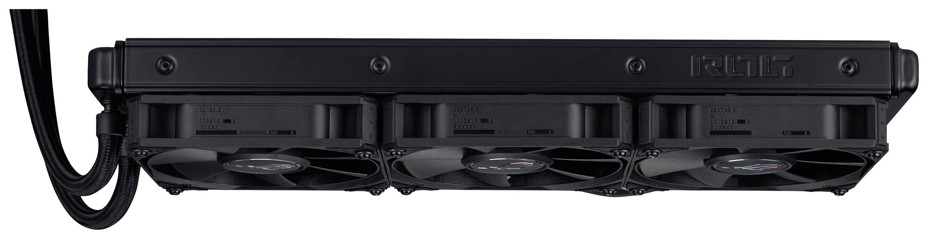 Kühlsystem mit drei Lüftern in einer Reihe. Schwarzes Gehäuse, ideal für PC-Hardware zur Wärmeabfuhr. Kabel linksseitig.