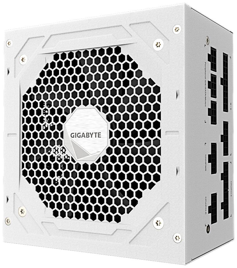 Ein weißes Gigabyte-Netzteil mit einem großen Lüftergitter auf der Seite und mehreren Anschlüssen auf der rechten Seite.