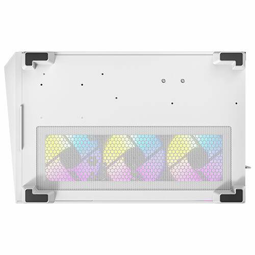 Ein weißer Computergehäuselüfter mit drei leuchtenden, farbveränderlichen Ventilatoren, die durch ein Gitter geschützt sind.