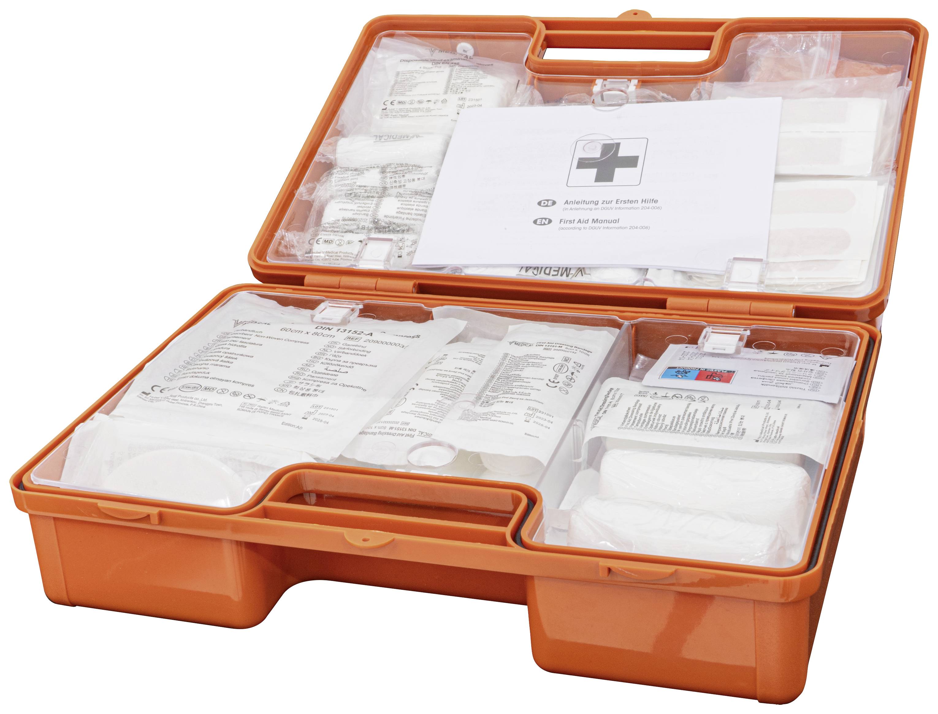 Ein geöffneter Erste-Hilfe-Kasten mit Verbandsmaterialien, Pflastern und Anleitung zur Wundversorgung in einem orangefarbenen Behälter.