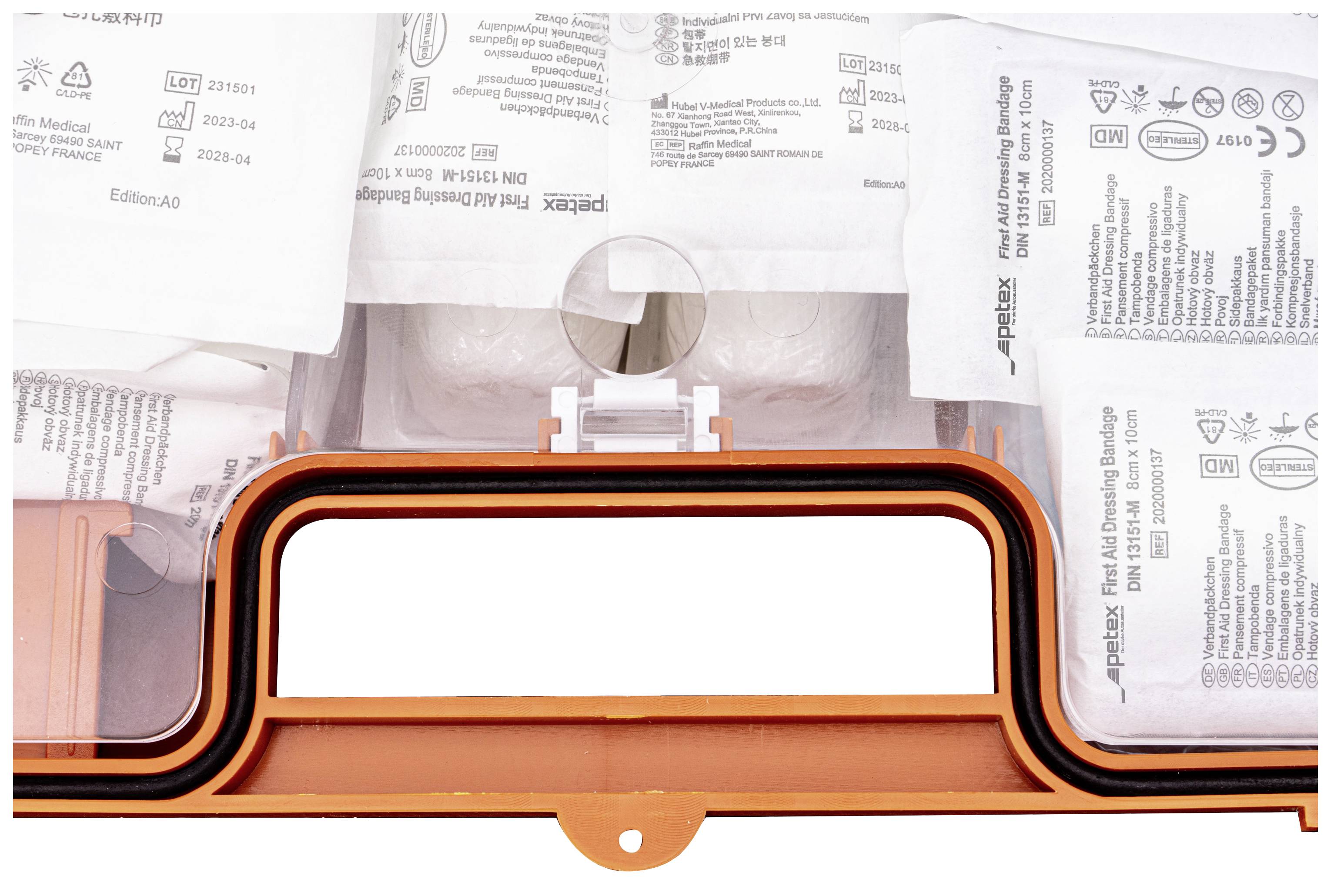 Erste-Hilfe-Kasten mit verschiedenen Verbandsmaterialien und Pflastern, teils sichtbar in orangefarbener Box.