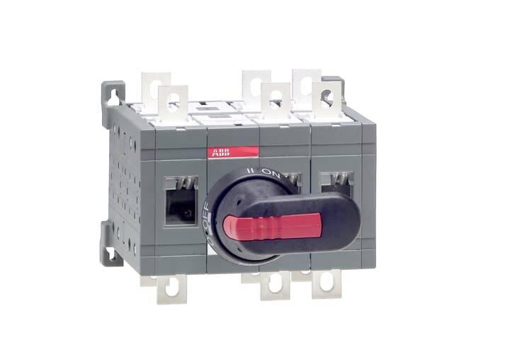 Ein grauer elektrischer Schalter der Marke ABB, in der Position 'Aus', mit mehreren Anschlussklemmen.