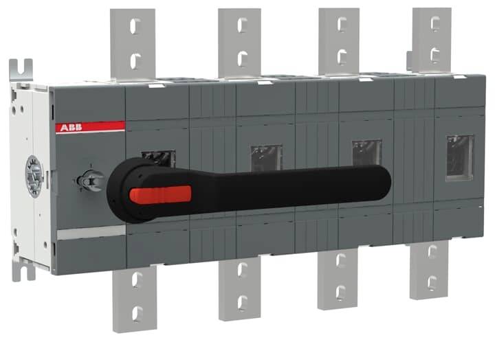 Ein großer grauer elektrischer Lasttrennschalter mit rotem Hebel und silbernen Anschlussklemmen, verwendet zur Trennung von Stromkreisen.