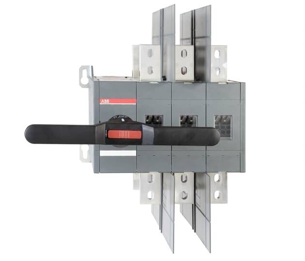 Ein dreipoliger Leistungsschalter mit rotem Hebel, montiert auf Metallplatte. Verwendet zur elektrischen Steuerung und Absicherung.