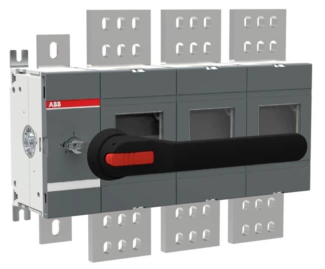 Elektrischer Schalter zur Energieverteilung, grau mit rotem Hebel, umgeben von Metallplatten.