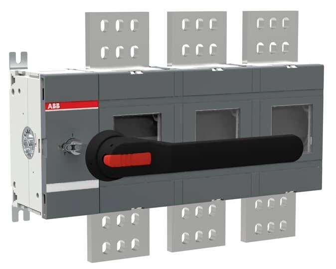 Ein dreipoliger Trennschalter mit rotem Griff vor einer neutralen Hintergrund. Er dient zur Unterbrechung elektrischer Stromkreise.