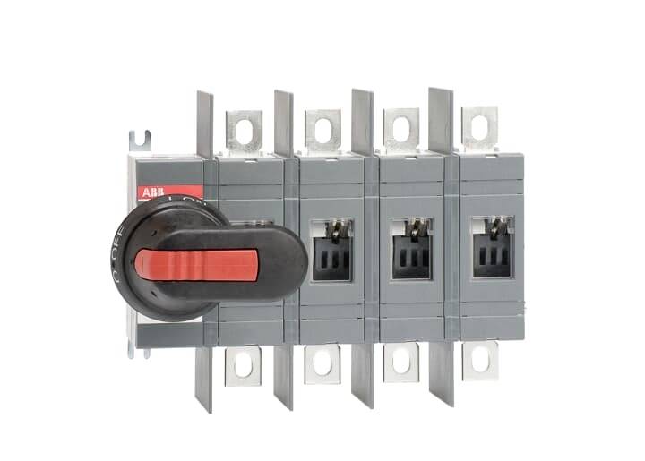 Ein vierpoliger ABB-Lasttrennschalter mit rotem Drehgriff in der Mittelposition, geeignet zur Trennung von elektrischen Stromkreisen.