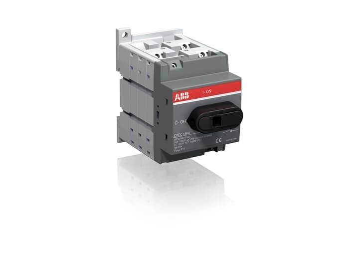 Ein elektrischer Schalter von der Marke ABB mit rotem und grauem Gehäuse. Der Schalter ist auf 'ON' gestellt und spiegelt sich leicht auf der Oberfläche.