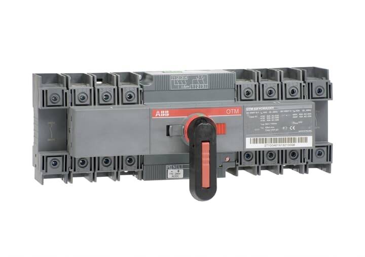 Ein elektrischer Lastumschalter mit rotem Hebel, umgeben von mehreren Anschlussklemmen. Markierungen und Herstellerinformationen sind sichtbar.