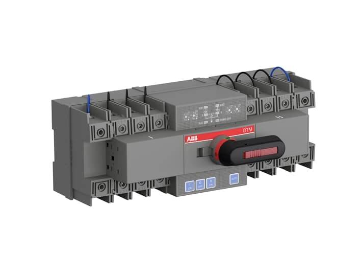 Ein grauer Leistungsschalter mit rotem Bedienhebel und digitalen Anzeigen. Markiert mit 'ABB' und 'OTM'. Umgeben von Kabelanschlüssen.