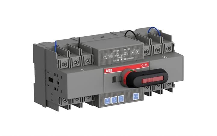 Ein dreipoliger Umschalter der Marke ABB, Modell OTM von 250 A, grau, mit rotem und schwarz markiertem Schalterknauf, Installation hinten sichtbar.